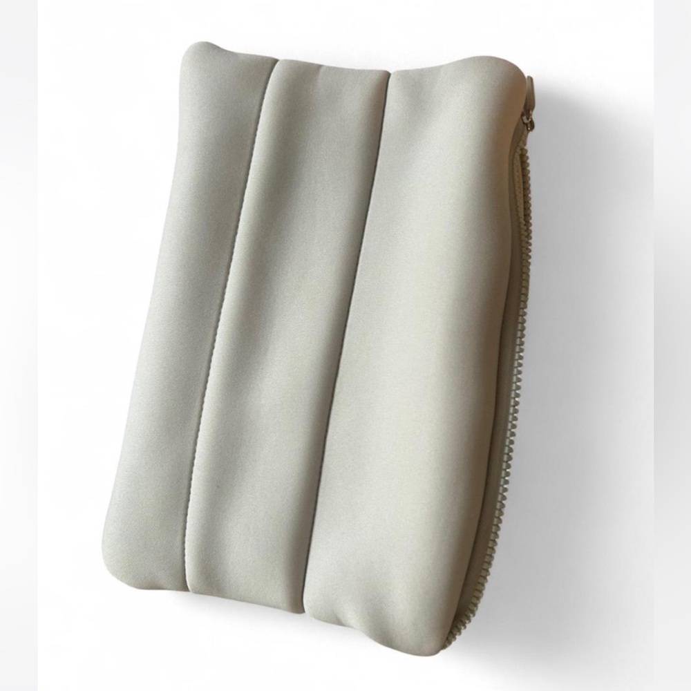 Puffy Light off-White Cosmetics Bag